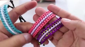 Пошаговое руководство по браслету, Как сплести браслет из атласных шнуров.