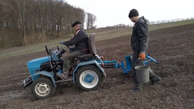 Посадка картофеля трактором из мотоблока (часть 3) смотреть онлайн