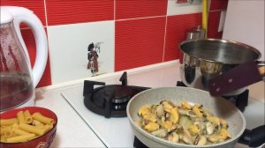 Паста с мидиями в томатном соусе.