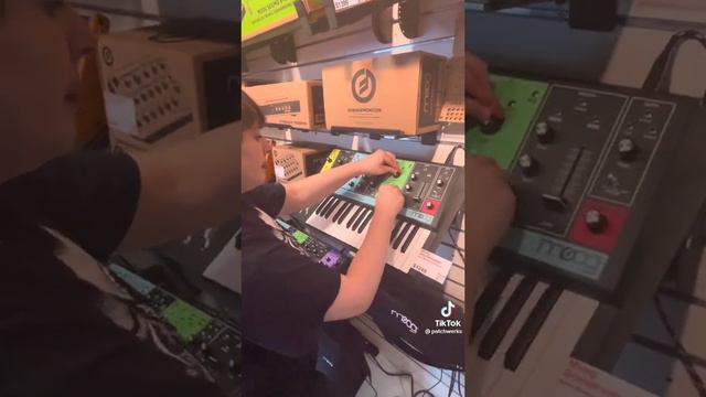 Show Me Some SYNTHESIZERS That Can Do Acid!? смотреть онлайн