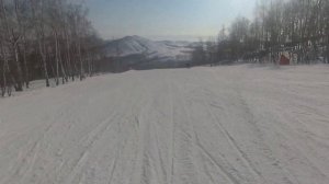 Горнолыжный курорт Банное. Быстрый спуск по трассе № 1. Жесткое падение лыжника.