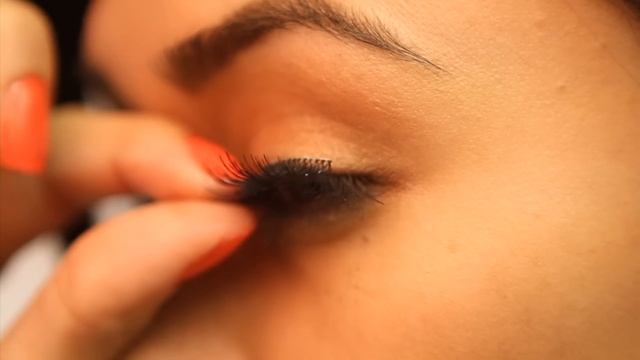 DUO Adhesive Dark - Applying Strip Lashes