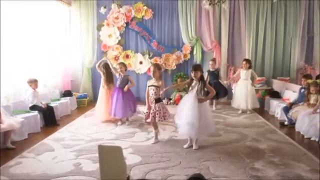 ПОДРУЖКИ (танец девочек ст.гр. детсада на выпускном) д/с №446 г. Харькова смотреть онлайн
