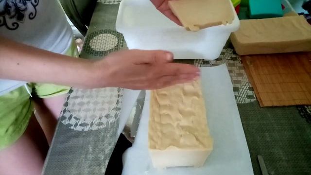 Как разрезать натуральное мыло.(щелок,жир,масло). смотреть онлайн