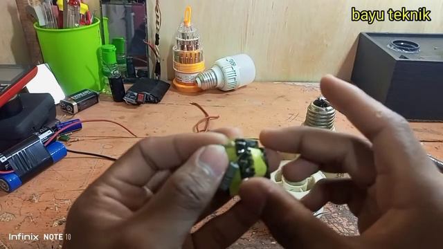 CARA MENGHIDUPKAN LAMPU 220 VOLT PAKE BATRE 3,7 VOLT DC TO AC||MINI INVERTER смотреть онлайн