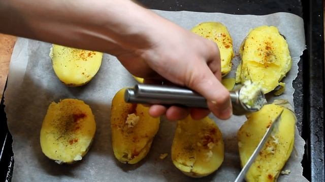 КАК ПРИГОТОВИТЬ ПЕЧЕНЫЙ КАРТОФЕЛЬ С Чесноком и Сыром смотреть онлайн