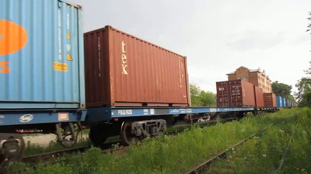 "Двухголовый" Тепловоз ТЭМ18ДМ-1299 с длинным контейнерным составом и толкачом ТЭМ18ДМ-1286 смотреть онлайн