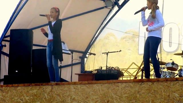 Ильясова Ляйсан и Логинова Ника , с.Пановка ,30.08.16 , День Села "Пановка" смотреть онлайн