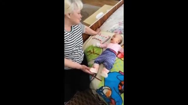 Ребенку 2 месяца. Разговаривает с бабушкой !!! смотреть онлайн