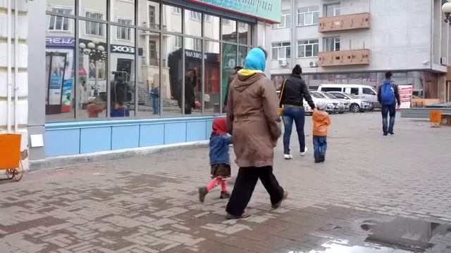 Мужик делает себе стрижку на улан-удэнском Арбате смотреть онлайн