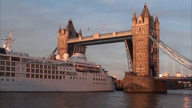 Huge Cruise Ship passes through Tower Bridge, London - 24/8/2019 смотреть онлайн