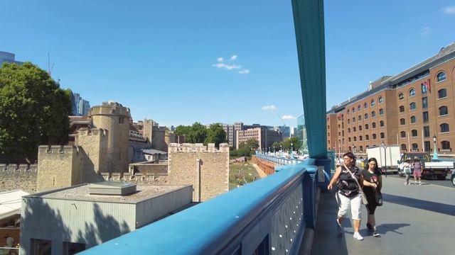 London Walk in Summer Heatwave - London Bridge Station, Tower Bridge & Tower of London смотреть онлайн