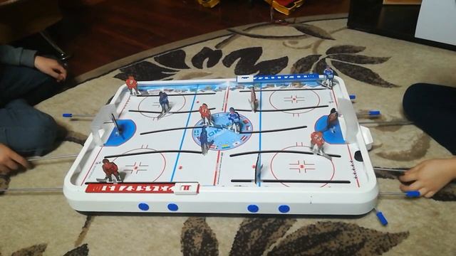 Как играть в настольный хоккей. смотреть онлайн