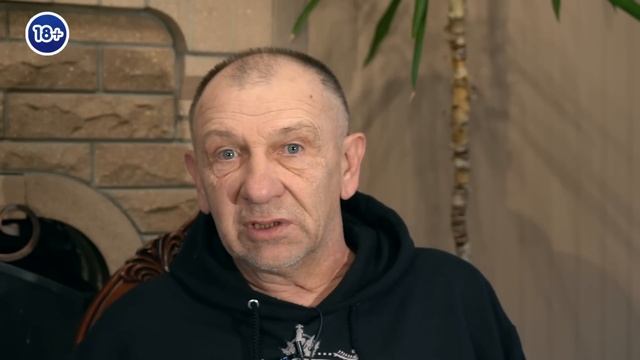 Анекдот про плащ, похудение и спор с идиотом смотреть онлайн