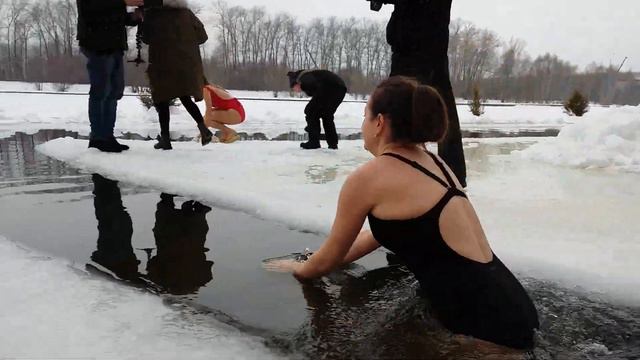 Татьяна Баталова впервые в проруби моржей столицы 3.02.2019 смотреть онлайн