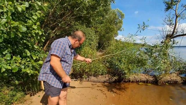 Как поймать сома без удочки смотреть онлайн