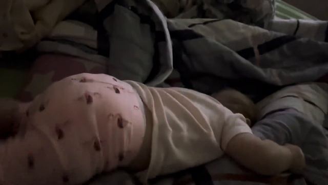 Укладываем Лили спать, а она играет с папой ? 2021 год