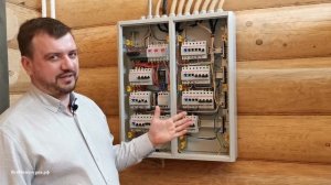 Электрощит в большом деревянном доме