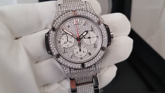 1300 бриллиантов общей массой свыше 7 карат украшают корпус и браслет этих часов! смотреть онлайн