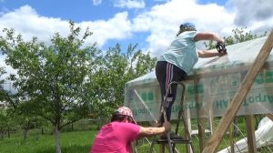 НА ДАЧЕ. КРОЕМ КРЫШУ НА ТЕПЛИЦЕ. 4 часть