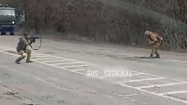 Сдача в плен украинского военного русским бойцам. смотреть онлайн