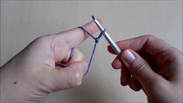 Первая петля крючком видео урок вязания для начинающих. First crochet loop easy video tutorial смотреть онлайн
