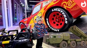 В магазине игрушек /распаковка игрушек / игрушки машинки