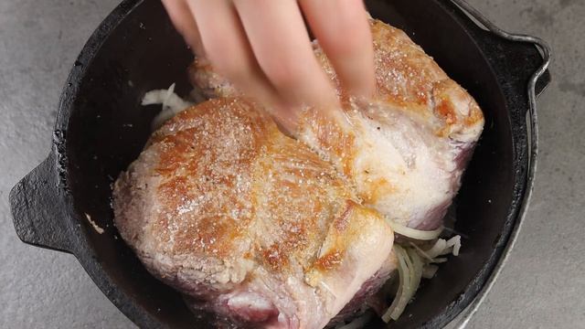 Нежнейшая Запеченная свинина в луке смотреть онлайн