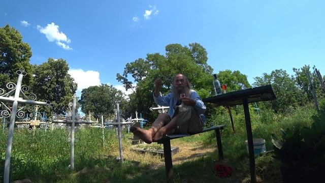 Встреча у церкви, рассказы на погосте, водные процедуры в тёплой речке Хорол...