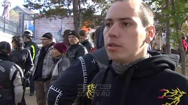 В моде косухи и кожаные штаны. В Златоусте открылся байк-клуб «Черные ножи» смотреть онлайн