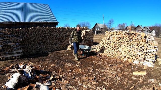 Весна.Снег почти растаял.Укладка дров в поленницу. 09.04.23. смотреть онлайн
