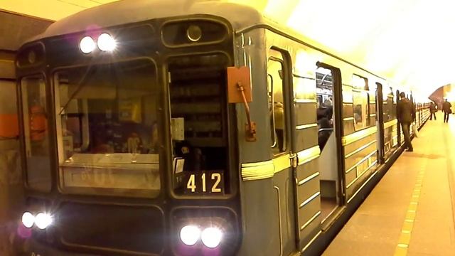 Электропоезд 412 прибывает на ст.метро Ладожская смотреть онлайн