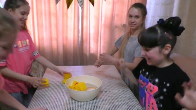 КВЕСТ НА ДЕНЬ РОЖДЕНИЯ ДОМА В ПОИСКАХ ПОДАРКОВ смотреть онлайн