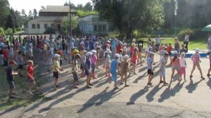Утренняя зарядка в детском лагере с элементами аэробики.