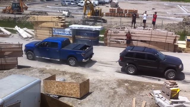 Ford F-150 vs. Lifted Grand Cherokee смотреть онлайн