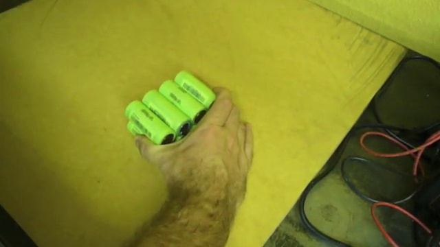 Tiny motorcycle battery (how to build an A123 pack) смотреть онлайн