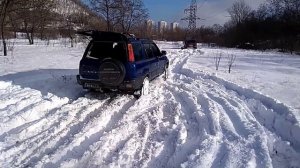 Нива против CRV на снежных просторах.