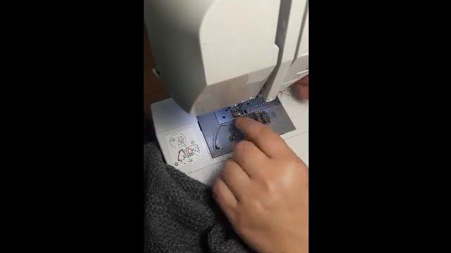 Накладной карман на прессовом узоре. смотреть онлайн