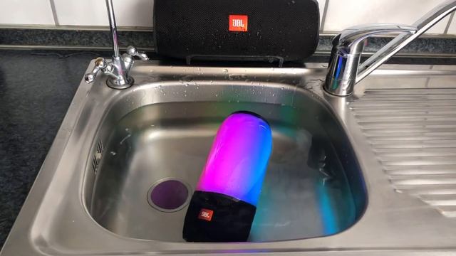 JBL Pulse 3 Water Test смотреть онлайн