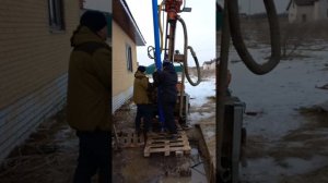 Установка обсадной трубы в скважину г.Воронеж. Глубина  80 метров.