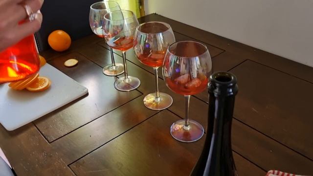 Русские жены делают коктейль шприц апероль для французских мужей