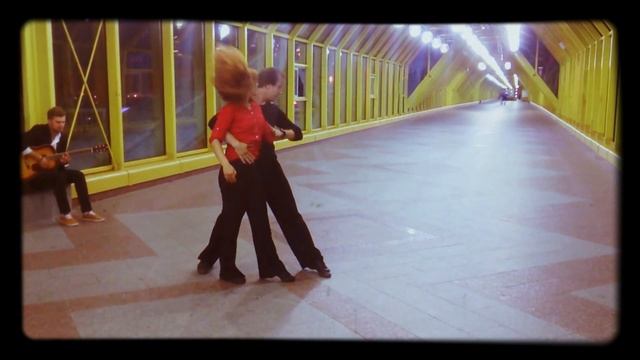 Хастл на мосту в Парке Горького под гитару смотреть онлайн