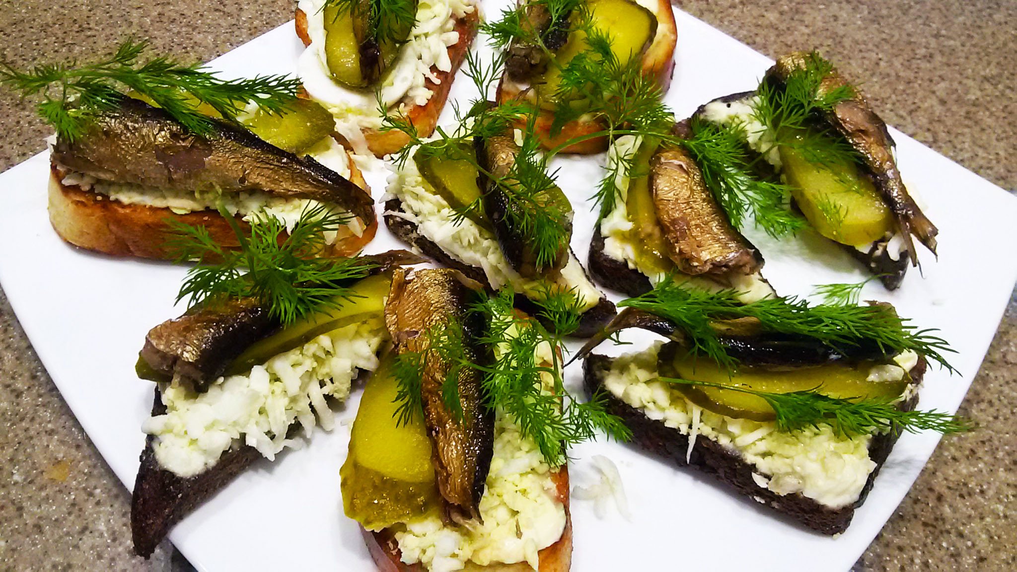 Бутерброды со шпротами, самый вкусный рецепт. Простые и вкусные бутерброды на праздничный стол. смотреть онлайн