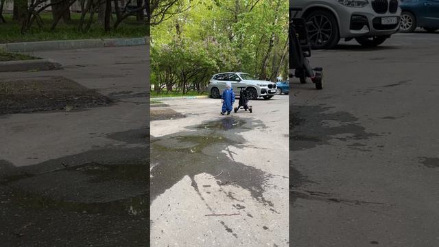 Малыш по лужам