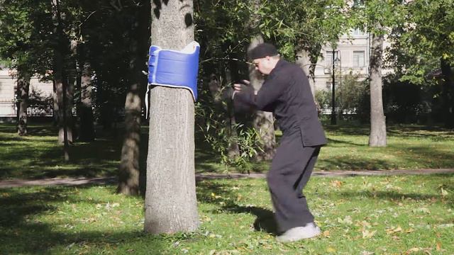 Удар кулаком внутрь-вниз одновременно с блоком другой рукой наружу-вниз. Стойка коленями внутрь. смотреть онлайн