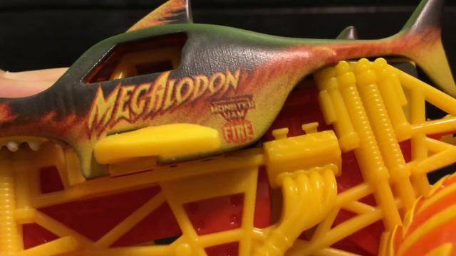 Spin Master Monster Jam Fire & Ice Megalodon, El Toro Loco, Dragon & Zombie Unboxing! смотреть онлайн