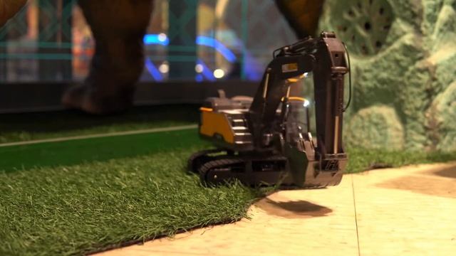 Экскаватор на радиоуправлении Autochamp смотреть онлайн