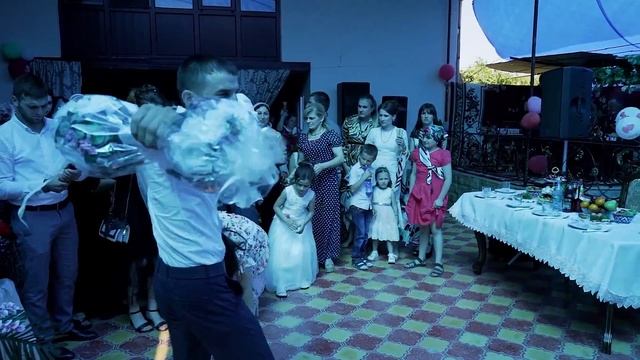 Танец жениха и невесты под зажигательную лезгинку. Свадьба в Дагестане 2020 смотреть онлайн