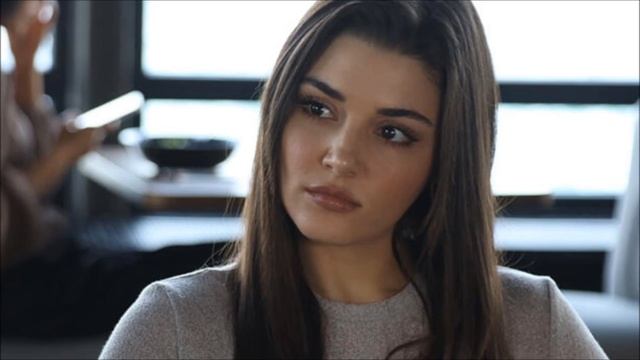 Hande Erçel y Hakan Sabancı pasaron momentos divertidos y románticos en la boda de sus amigos. смотреть онлайн