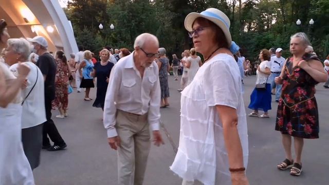 ОЙ, СМЕРЕКО! ТАНЦЫ В ПАРКЕ ГОРЬКОГО ХАРЬКОВ 2021 смотреть онлайн